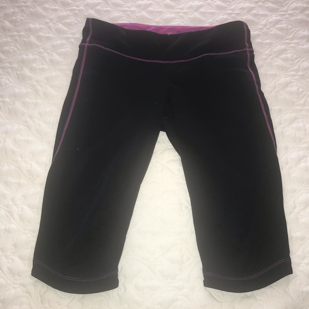 Capri black leggings w/ small color designs sewn